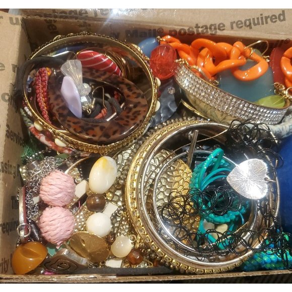 2Lbs Vintage & Modern CRAFT SCRAP Junk Drawer Jewelry Lot Mismatched Earrings - Picture 3 of 5